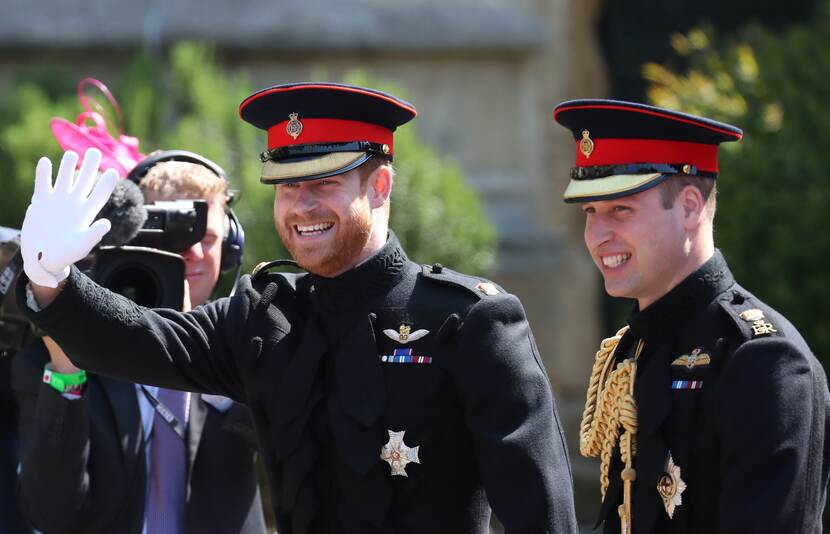 Prince Harry in uniform en met boord naast zijn broer Prins William, ook in uniform.