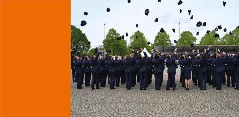 Aan het einde van de parade gooien de cadetten hun petten in de lucht.