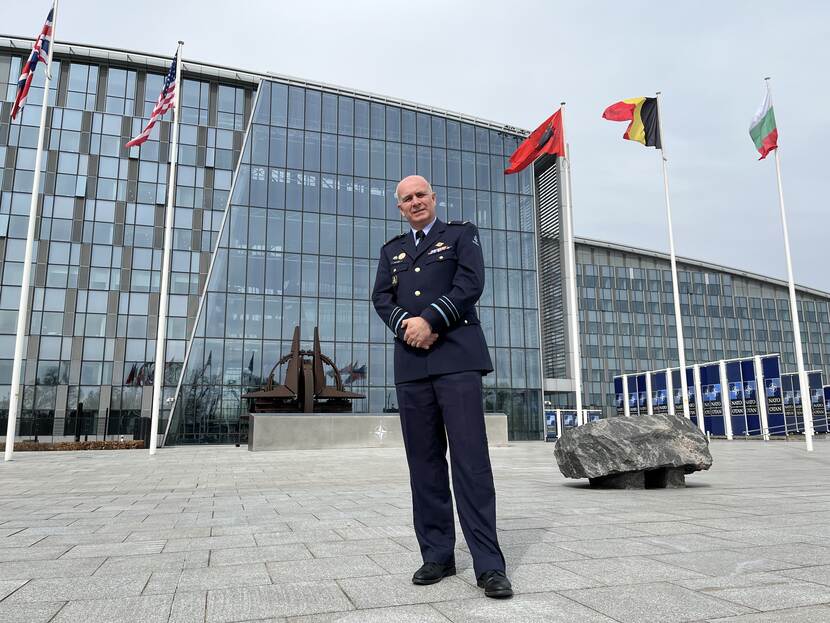 Luitenant-generaal Dick van Ingen poseert voor het NAVO-hoofdkwartier in Brussel.