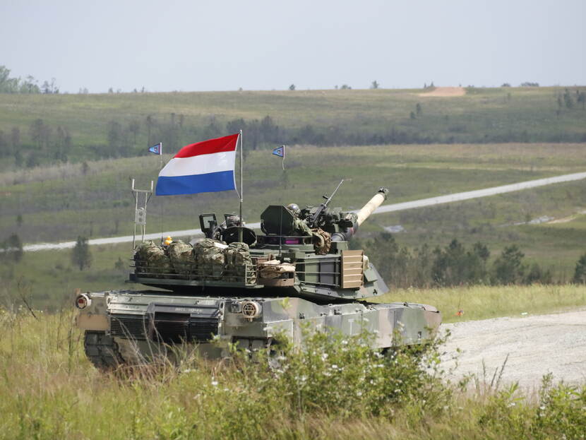 De Nederlandse Abrams tank is op weg naar de vuurpositie op Fort Moore.