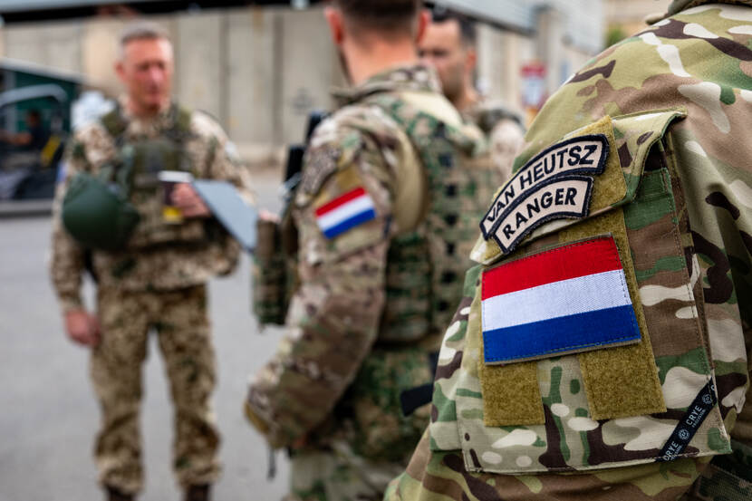 Nederlandse militairen met een Duitse adviseur. Op de arm staat ‘Ranger’ vermeld.