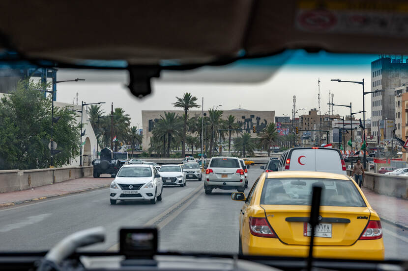 De weg in Bagdad vanuit de auto bekeken.