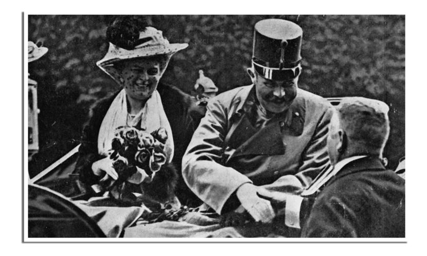 Groothertog Franz en zijn vrouw in een calèche groeten een bekende.