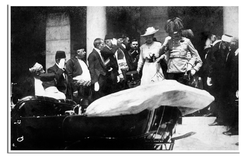 Aartshertog Franz Ferdinand en zijn vrouw Sophie gaan een trap af op weg naar hun koets in Sarajevo.
