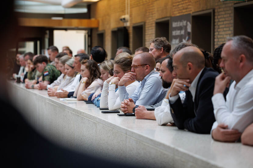 lang lint toeschouwers kijkt naar de bijeenkomst