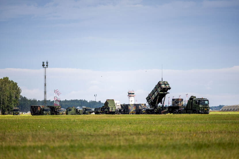 Een Patriot-batterij staat opgesteld op een vliegveld, inclusief launcher en de vuurleidingsradar.