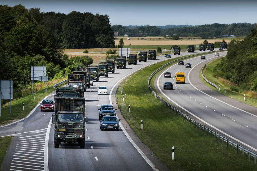 Militaire voertuigen op een snelweg.