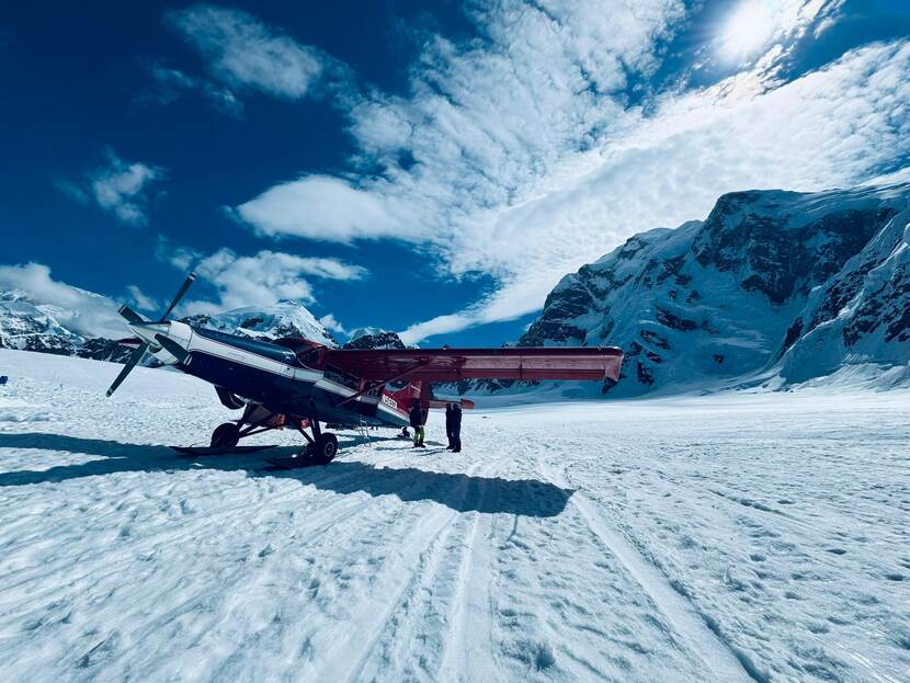 Het kleine propellorvliegtuigje dat de vier mariniers van Talkeetna naar de Kahiltna gletsjer bracht.