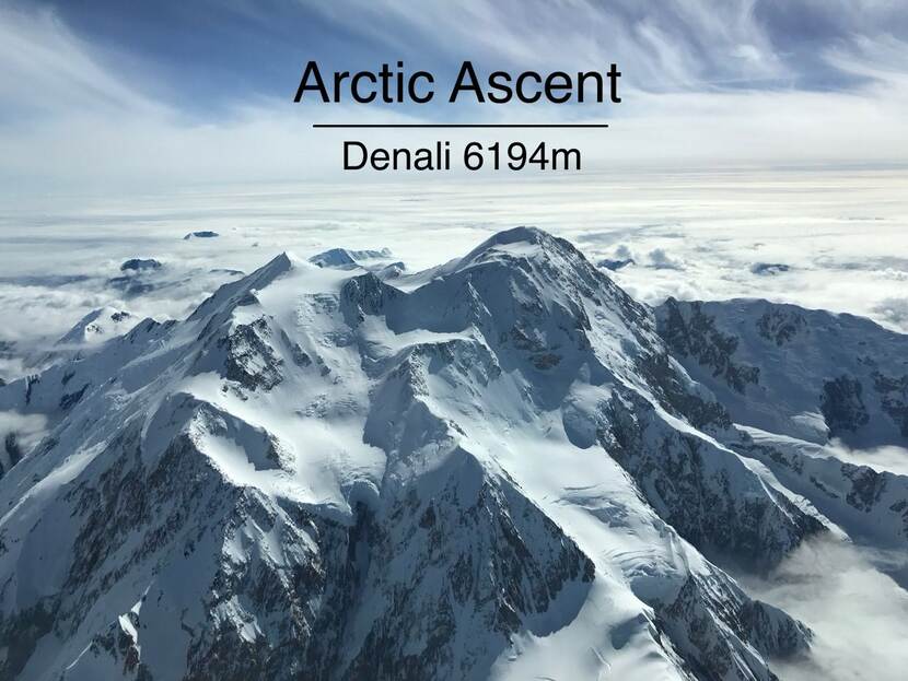 De witte toppen van de Denali met de tekst erop: Arctic Ascent.