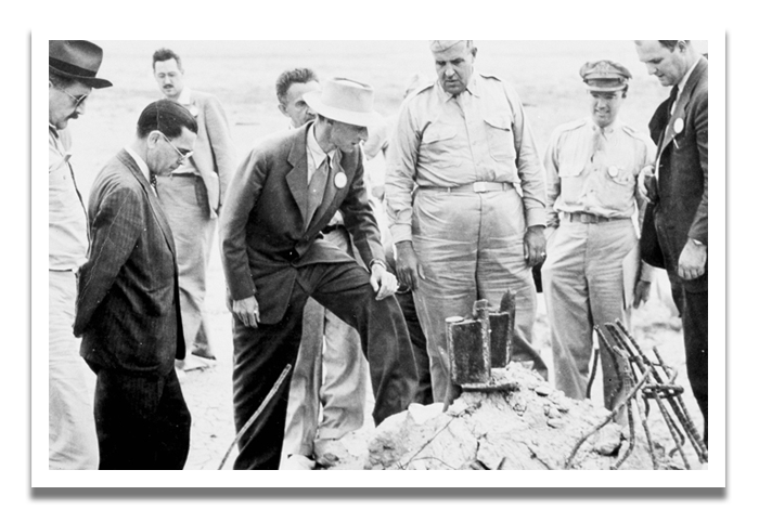 Robert Oppenheimer en generaal Groves keerden twee maanden na de explosie terug op White Sands. Er zijn wat restanten van de 20 meter hoge toren te zien waaruit de bom viel.