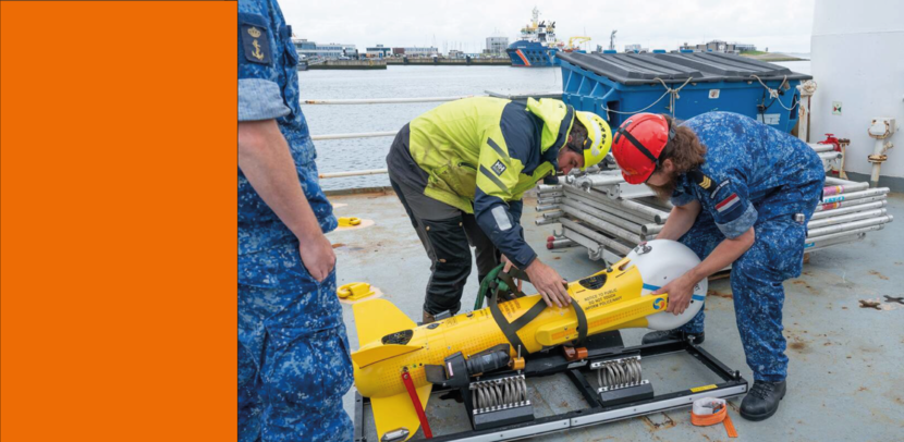 Een kleinere onderwaterdrone die vanaf naar een gebied waar mijnen en explosieven liggen, wordt geprepareerd.