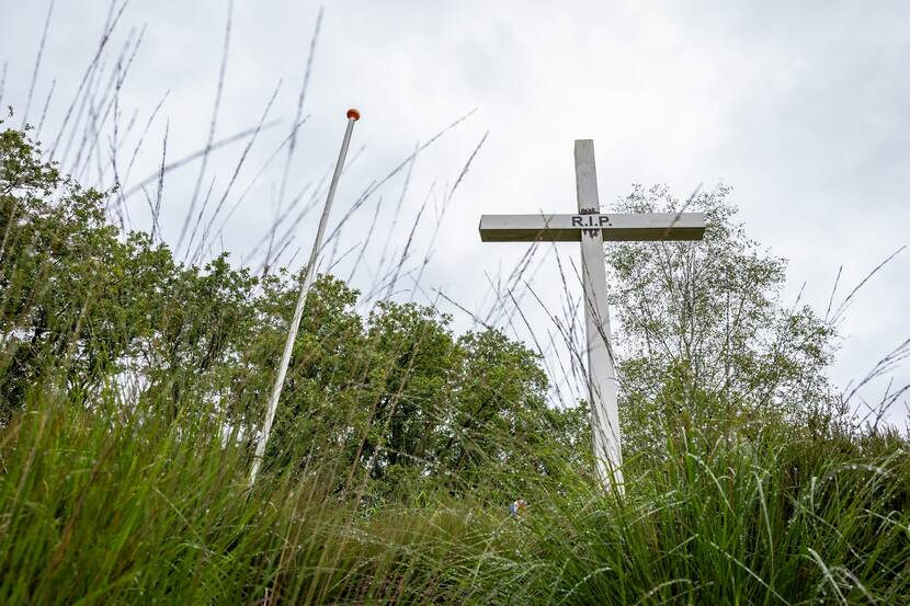 Het witte kruis van dichtbij, daarop de tekst ‘R.I.P’.