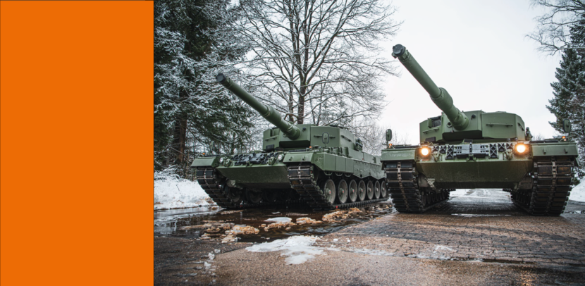 Twee gereviseerde Leopard 2A4-tanks in de sneeuw.