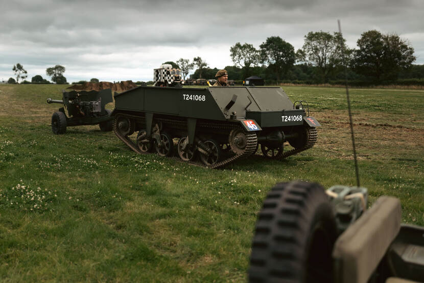 Een voertuig dat eruit ziet als een mini-tank rijdt over het gras.