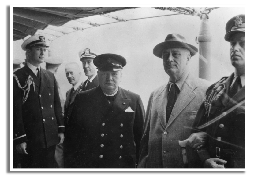 De Britse premier Sir Winston Churchill (links voor) en de Amerikaanse president Franklin D. Roosevelt op het Amerikaanse schip USS Augusta.