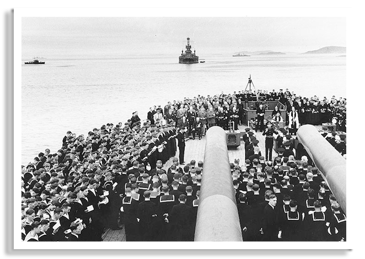 Het dek van HMS Prince of Wales staat vol voor de kerkdienst op zondag 10 augustus 1941.