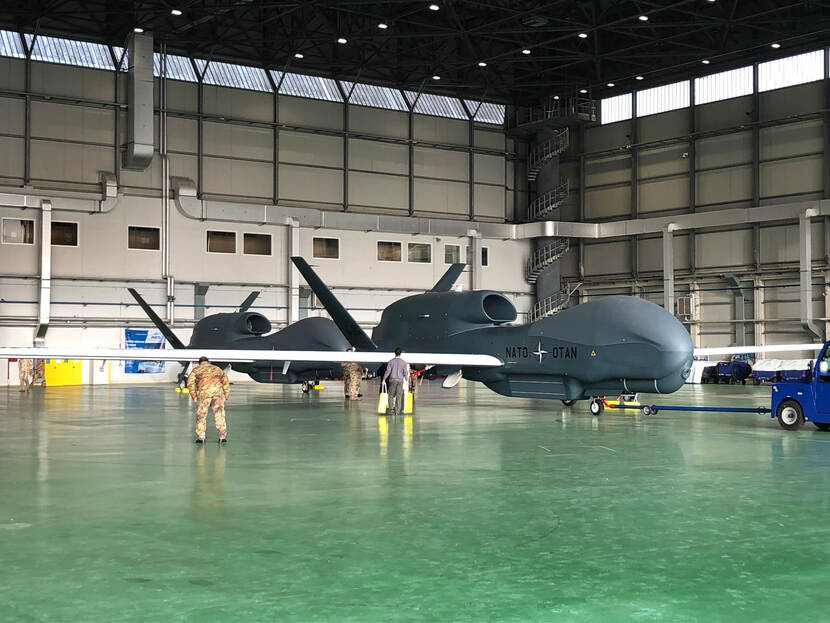 Een RQ-4 Global Hawk in de hangaar.