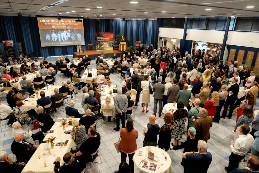 Veel belangstellenden in de zaal van de Kumpulan.