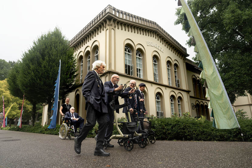 Vier geüniformeerde bewoners van Bronbeek zijn buiten op weg van de Kumpulan naar de heropening van het museum.