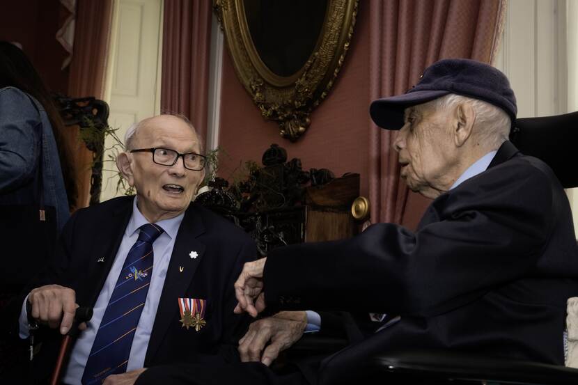 Hendrik Hansen (99) en Ed van de Logt (100) praten met elkaar.