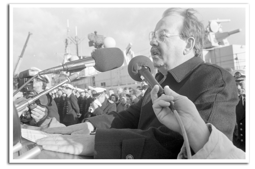 Op de kade in de nieuwe haven houdt minister van Defensie Relus ter Beek een toespraak.