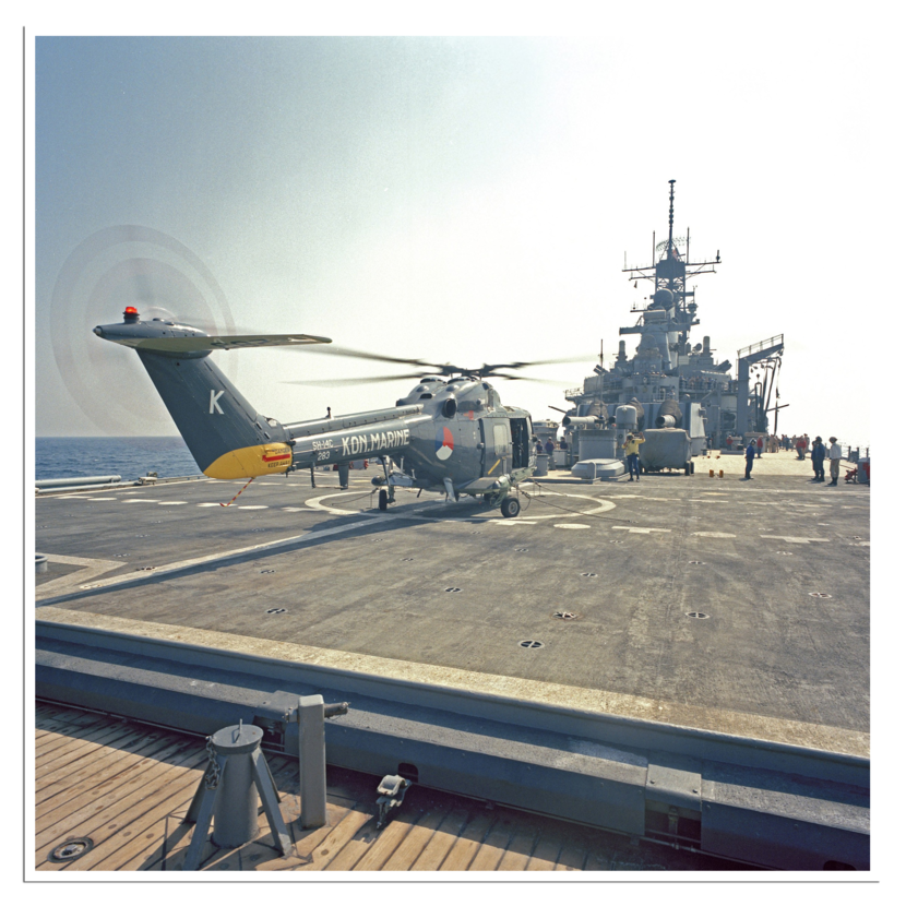 Een Nederlandse Lynx helikopter maakt een landing op het Amerikaanse slagschip USS Wisconsin op volle zee.