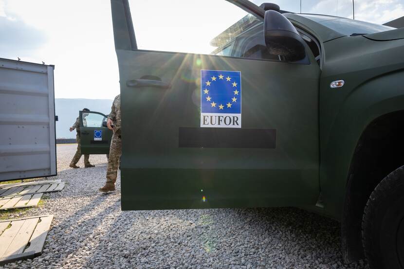 een deur van een Amarok terreinwagen met daarop het EUFOR-embleem