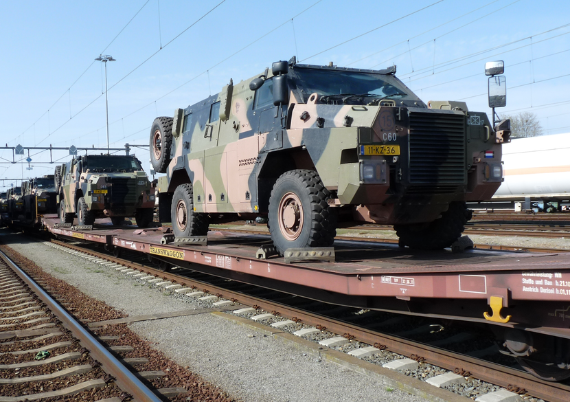 Bushmaster op een dieplaadspoorwagon.