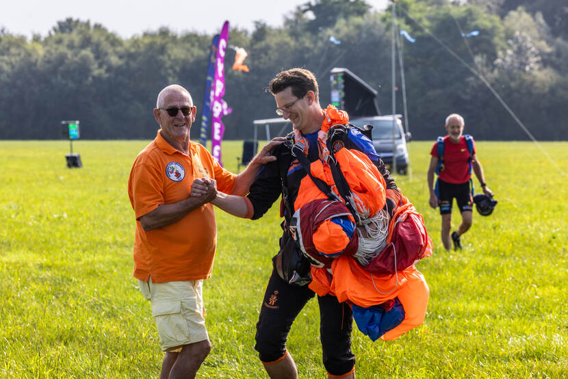 Bram Lasschuijt en teamlid sergeant-majoor Durk de Vries, met zijn parachute onder de arm na een van zijn sprongen.