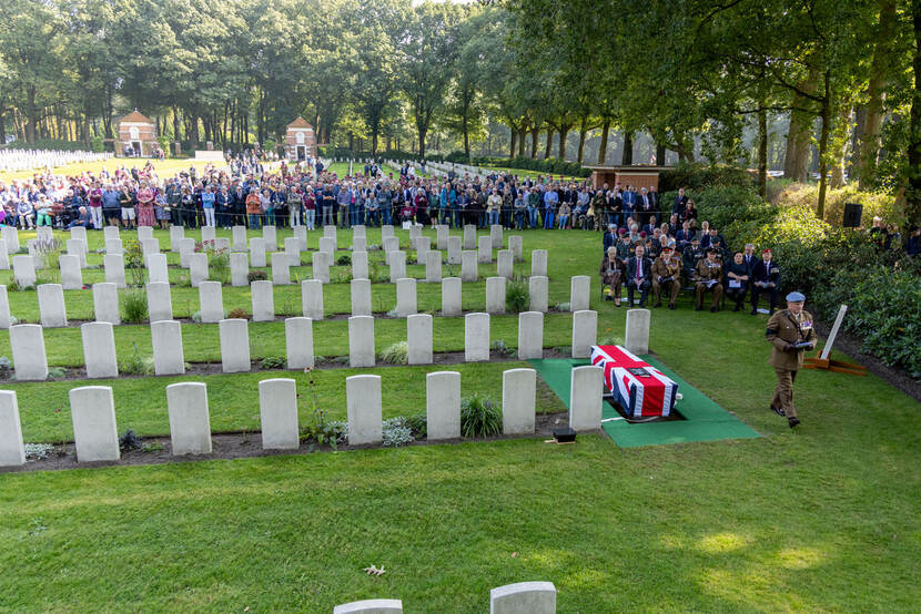 Overzichtsfoto van de begraafplaats met langs de lijn vele belangstellenden.