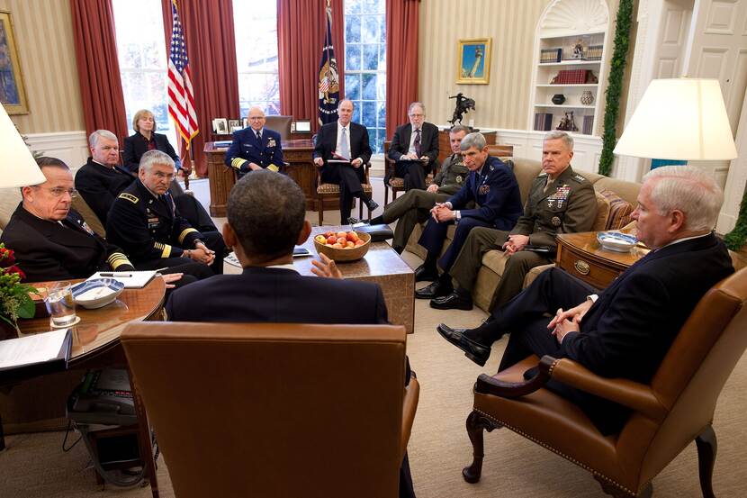 Vergadering van president Obama en de hoge Defensieleiding in het Witte Huis over de DADT-regeling.