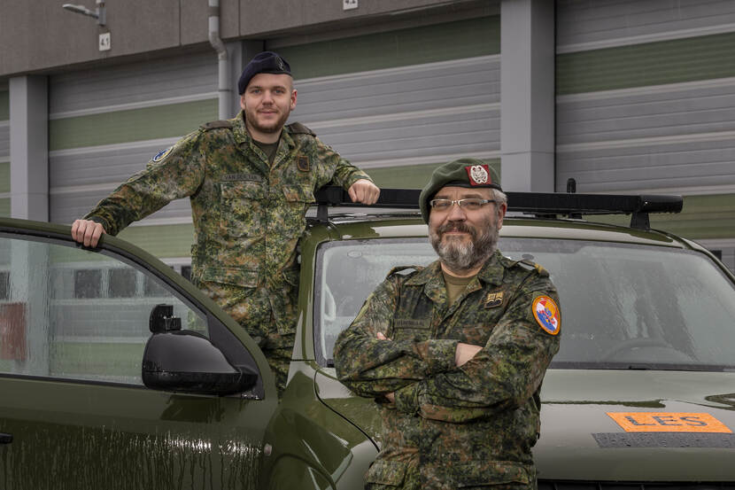 Reservisten Liam en Erich bij een lesauto.