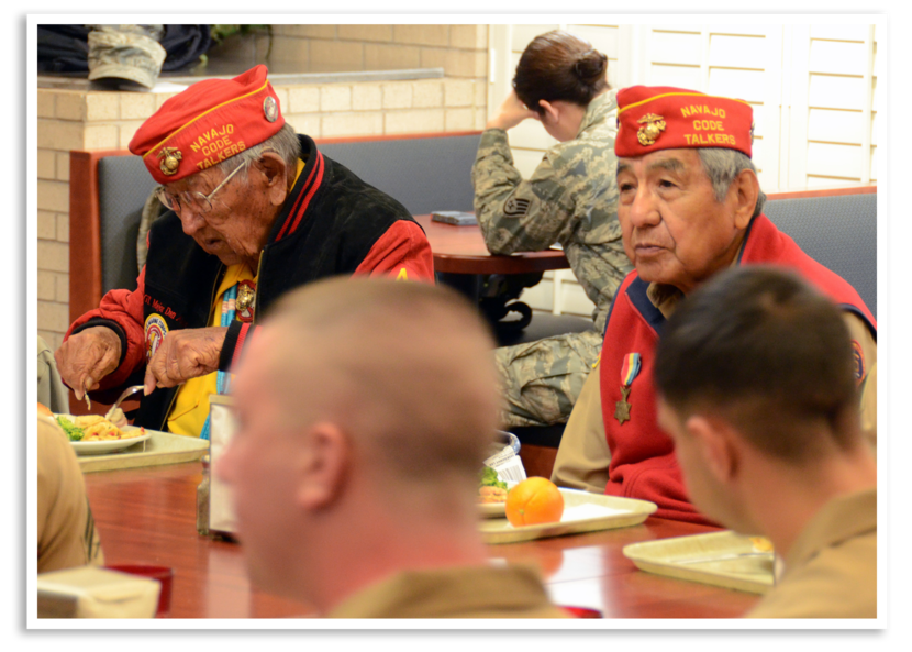 Peter MacDonald Sr., sergeant-majoor Dan Akee met hun muts van de Navajo Code Talkers bij elkaar voor de lunch.