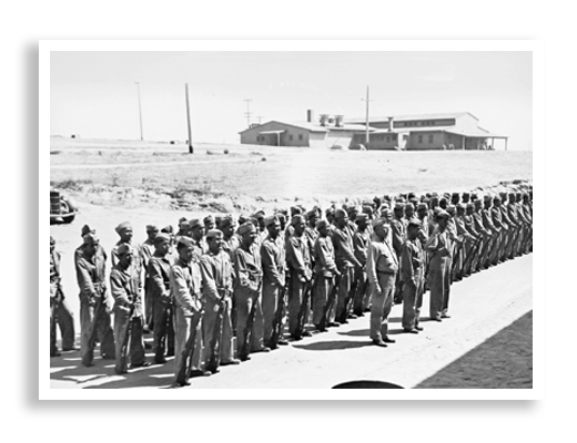 Een peloton Navajo Code Talkers staat in 1943 in formatie in Camp Elliot, Californië.