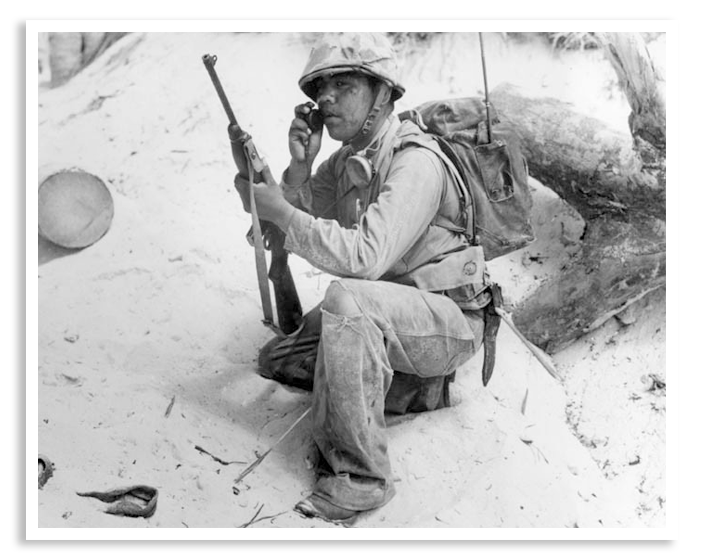 Een Navajo Code Talker achter de veldradio tijdens de Tweede Wereldoorlog.