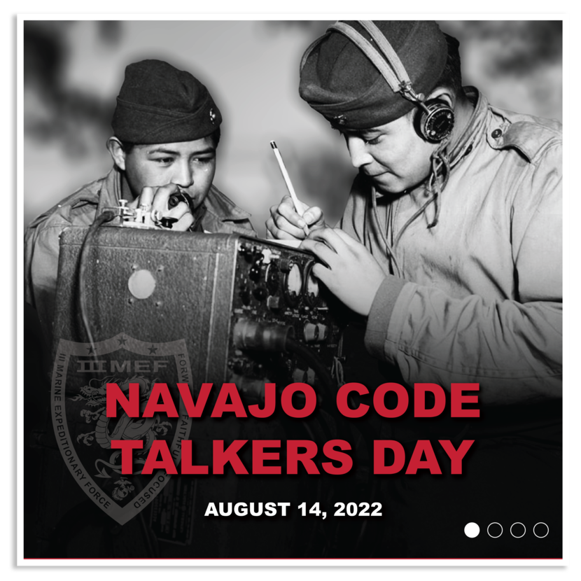 Een poster voor de herdenking van de Navajo Code Talkers met twee van hen achter de radio.