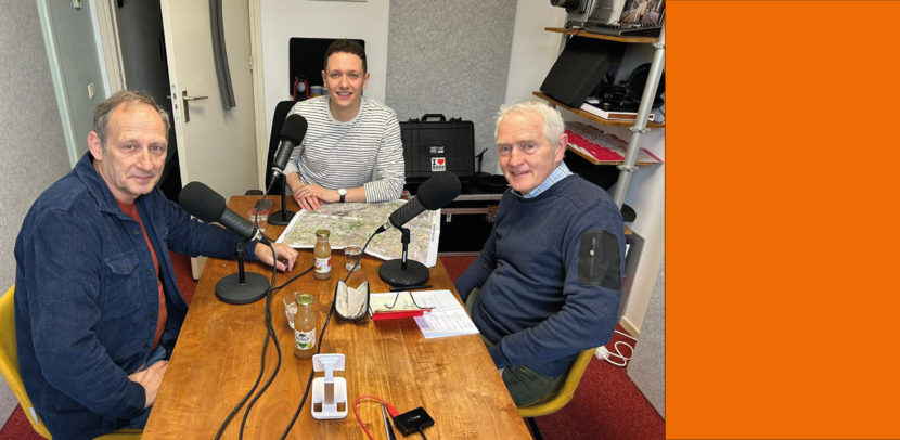 Generaals b.d. Mart de Kruif en Peter van Uhm zitten in een studio, samen met een presentator.