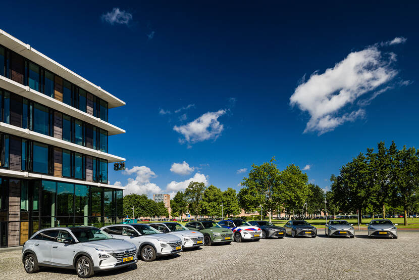 Waterstofauto’s staan geparkeerd op een rij.