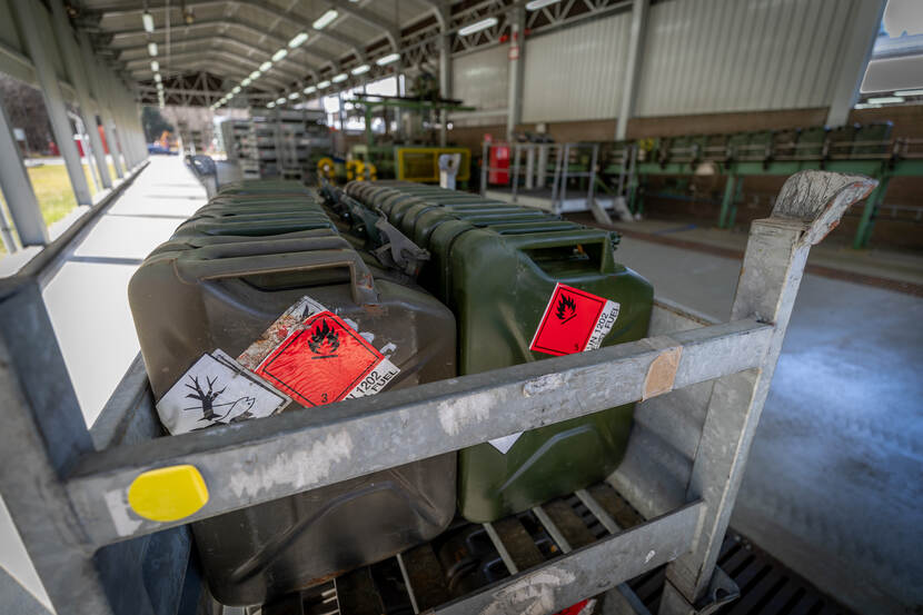 Rijen jerrycans gevuld met brandstof.