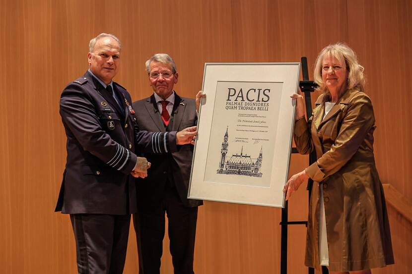 Een portretfoto van CDS generaal Onno Eichelsheim, voorzitter van de Carnegie Wateler Vredesprijs Piet-Hein Donner en voorzitter van de jury Elisabeth Wesseling-van Gent.