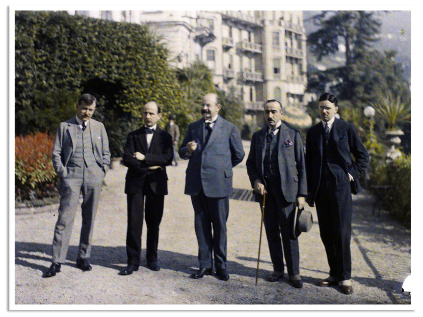 Ingekleurde foto van de Belgische delegatie in Locarno, met in het midden minister Emile VanderVelde.