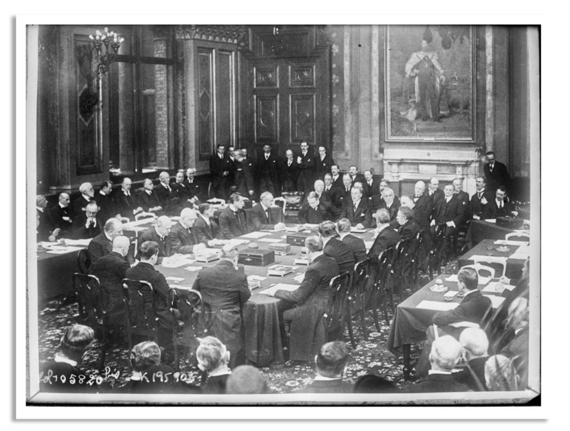 Een zaal vol met hoogwaardigheidsbekleders bij de ondertekening van het verdrag.