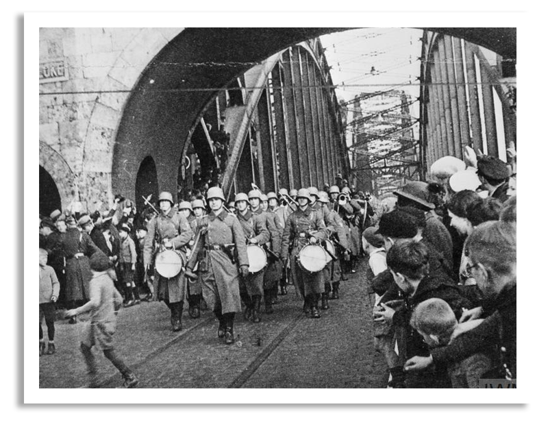 Duitse troepen trekken Rijnland binnen in 1936, waarmee er feitelijk een einde kwam aan het Verdrag van Locarno.