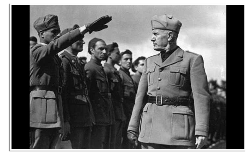 De Italiaanse leider Benito Mussolini, rechts, inspecteert de troepen in Ethiopië. Links een militair met de gestrekte arm.