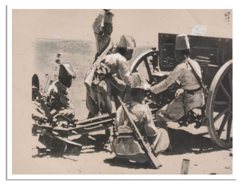 Vier militairen van de Ethiopische artillerie achter getrokken geschut.