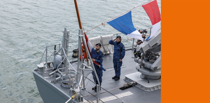 Militairen halen een vlag neer van een schip.