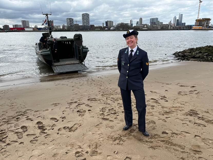 LTZ3 Merel Jager in uniform op het strand