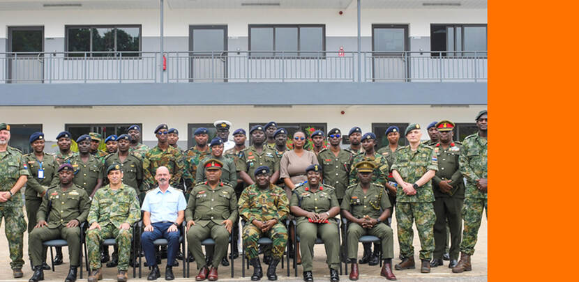 Europese en Afrikaanse militairen poseren voor een groepsfoto.