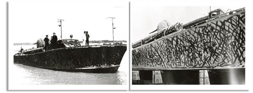 kogelgaten in de romp van een boot, die gecamoufleerd is.