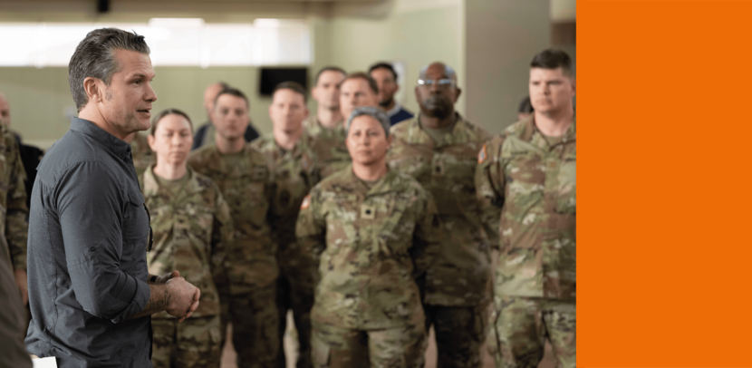 Minister praat met militairen.